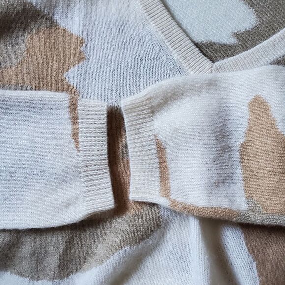 Brodie Cashmere Camo V Neck Pullover Tan Cream Sweater Jumper Medium - Picture 3 of 8